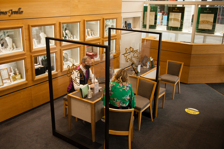 Our expert guides a customer with their purchase